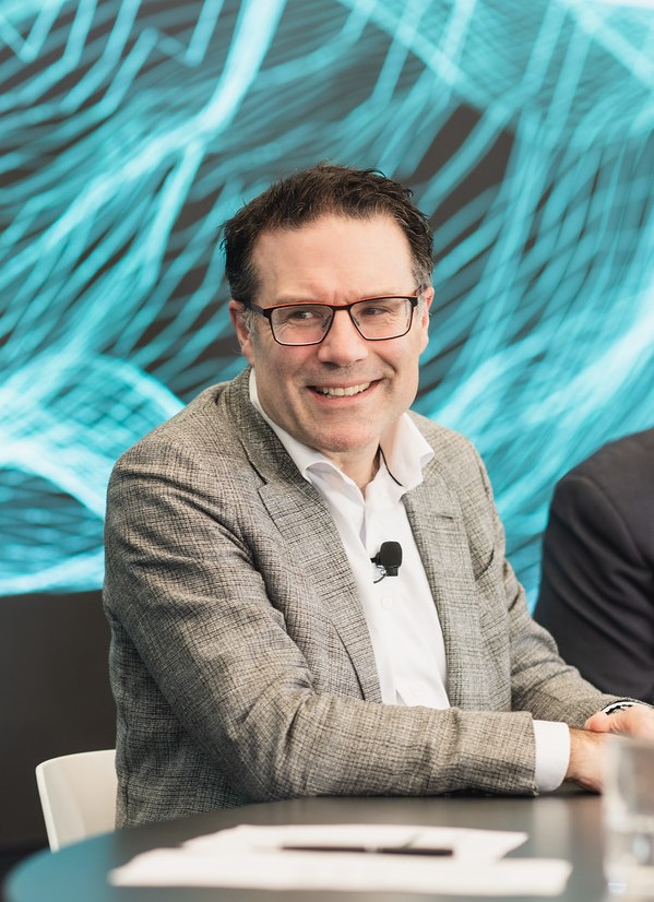 Un jeune homme d'affaires affiche une attitude joyeuse dans son portrait professionnel, incarnant la vitalité des entrepreneurs masculins adultes.