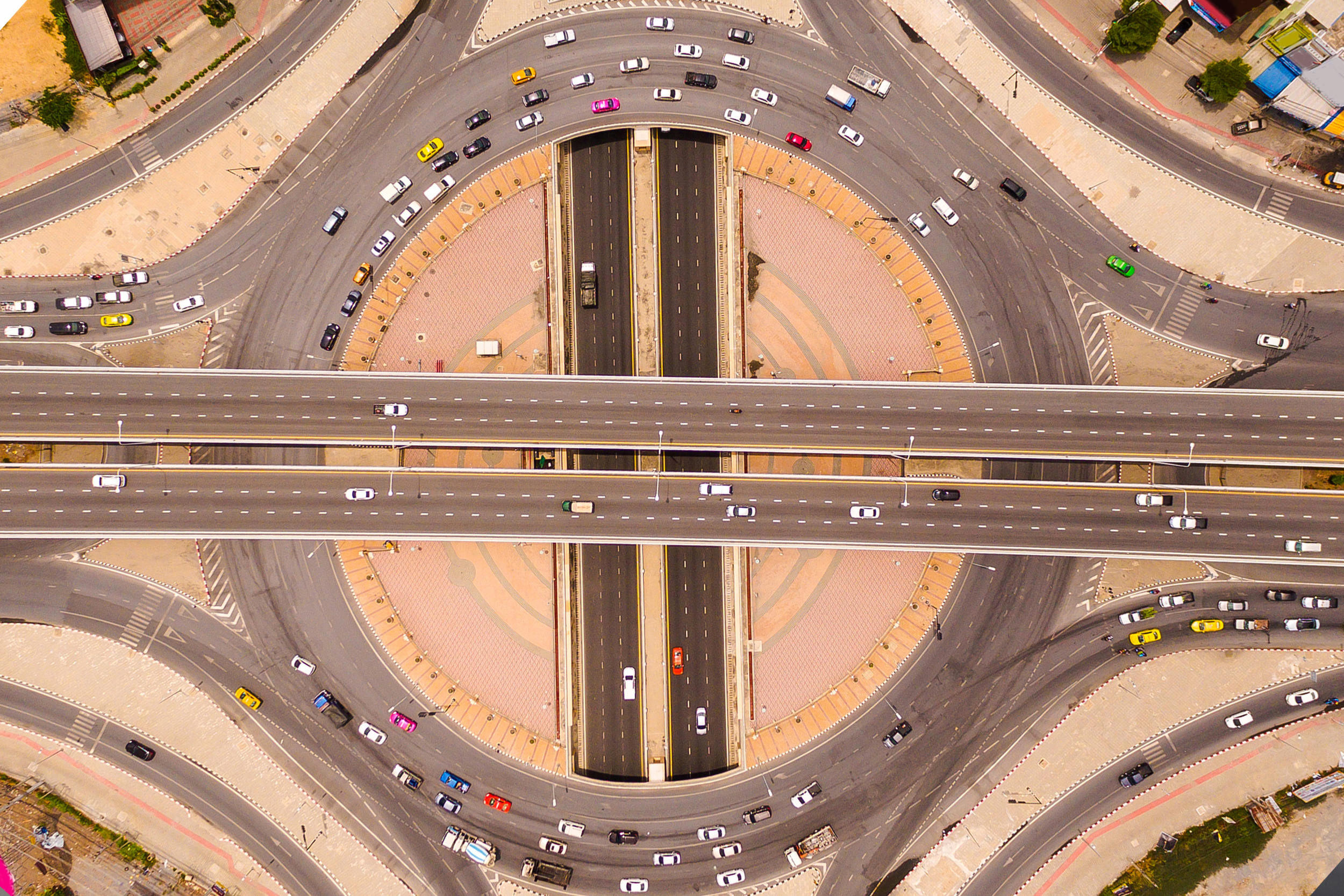 La ville urbaine dévoile son architecture, avec des bâtiments illuminés, des tunnels routiers intérieurs et un trafic animé.